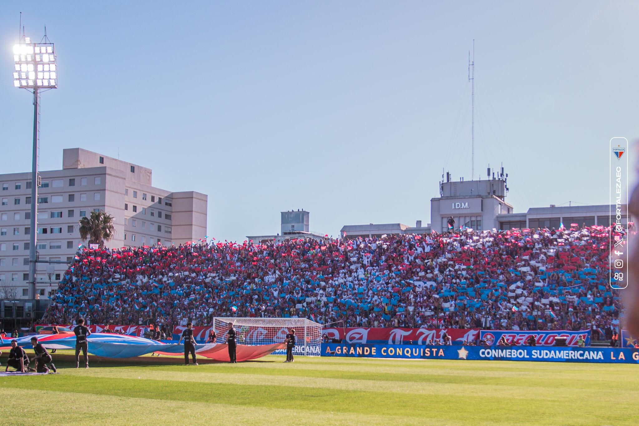 Torcida Do Fortaleza Faz Mosaico No Estádio Da Final Da Sul-Americana ...